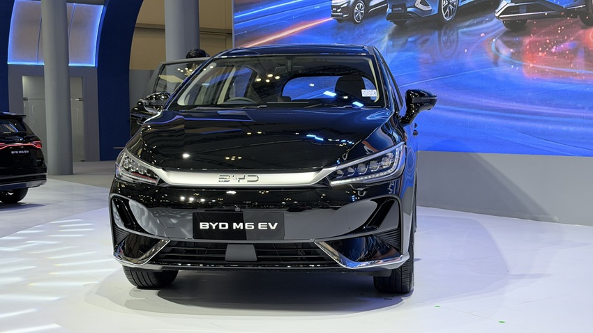 BYD memperkenalkan M6 EV rakitan lokal, dijual mulai Rp395 juta