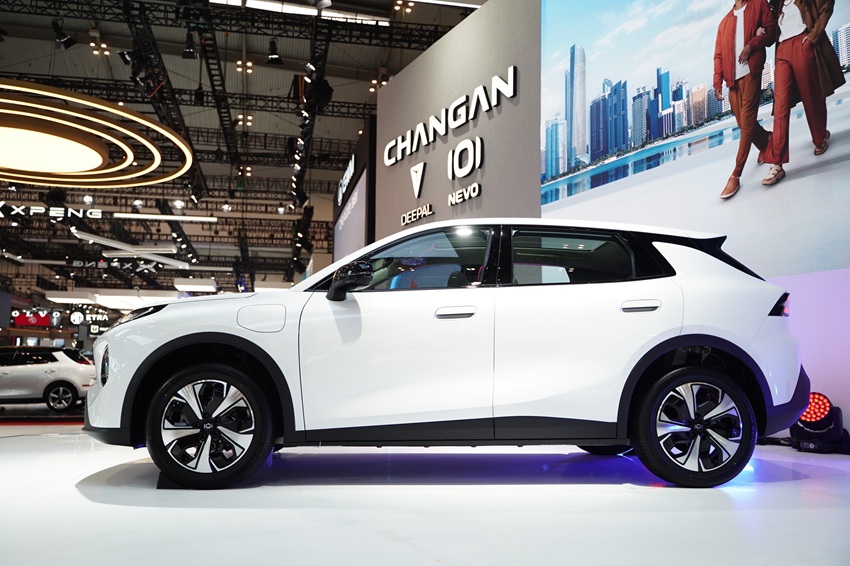 Changan Nevo Q05 dikembangkan sebagai SUV listrik kompak yang menghadirkan pengalaman berkendara praktis dan nyaman untuk penggunaan harian maupun perjalanan jarak jauh.