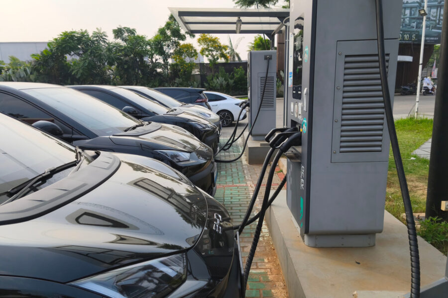 Pengecasan mobil listrik